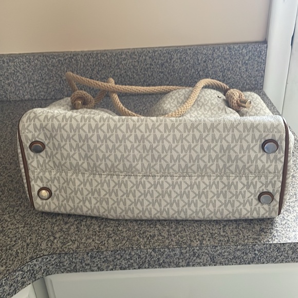 Michael kors purse - Picture 5 of 7